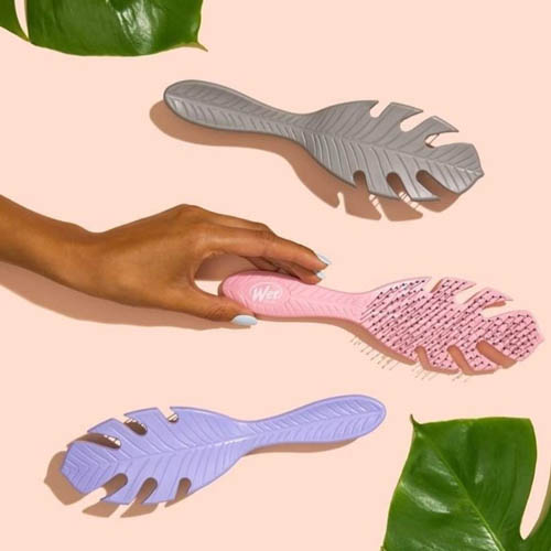 La brosse éco-responsable! Fabriquée à partir de plastique 100% végétal. Concepte unique inspirée d'une feuille de Motserrat qui permet d'écarter les poils pour un démelage optimal. Poignée ergonomique conçue pour etre facile à tenir 17€ la grande 12€ la petite
